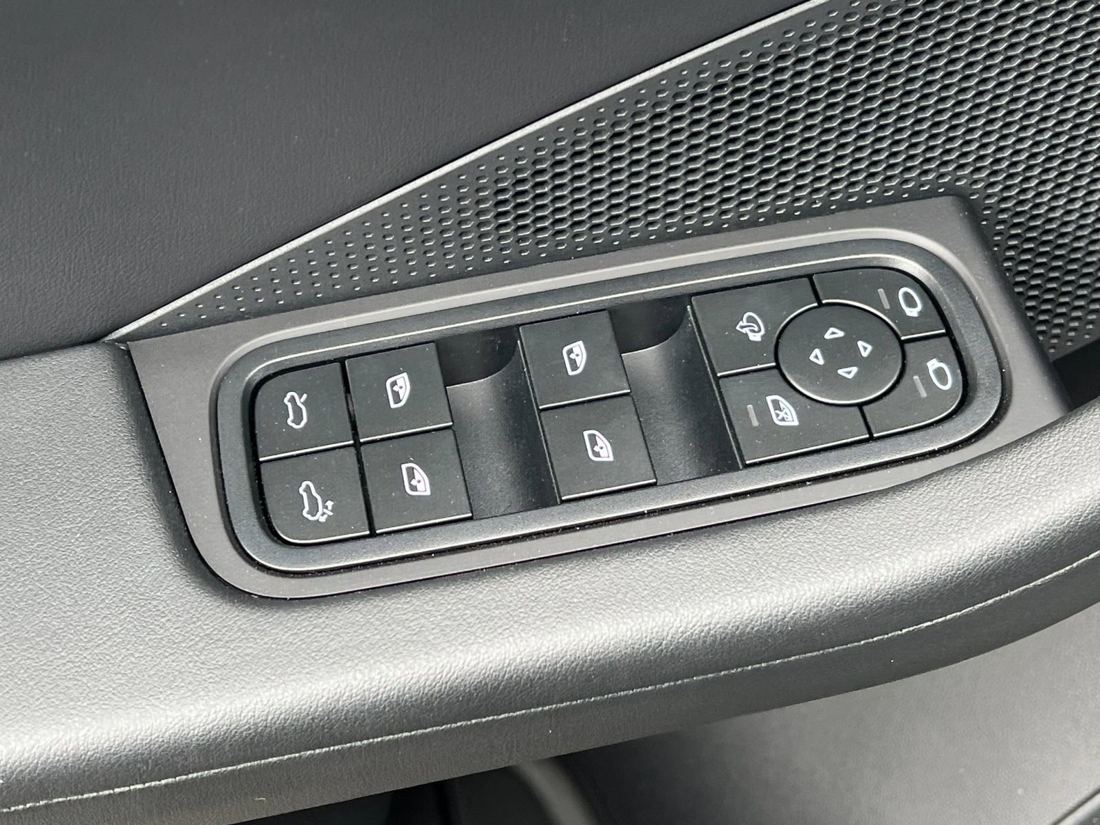 Certified 2025 Porsche Macan Electric RWD image 13
