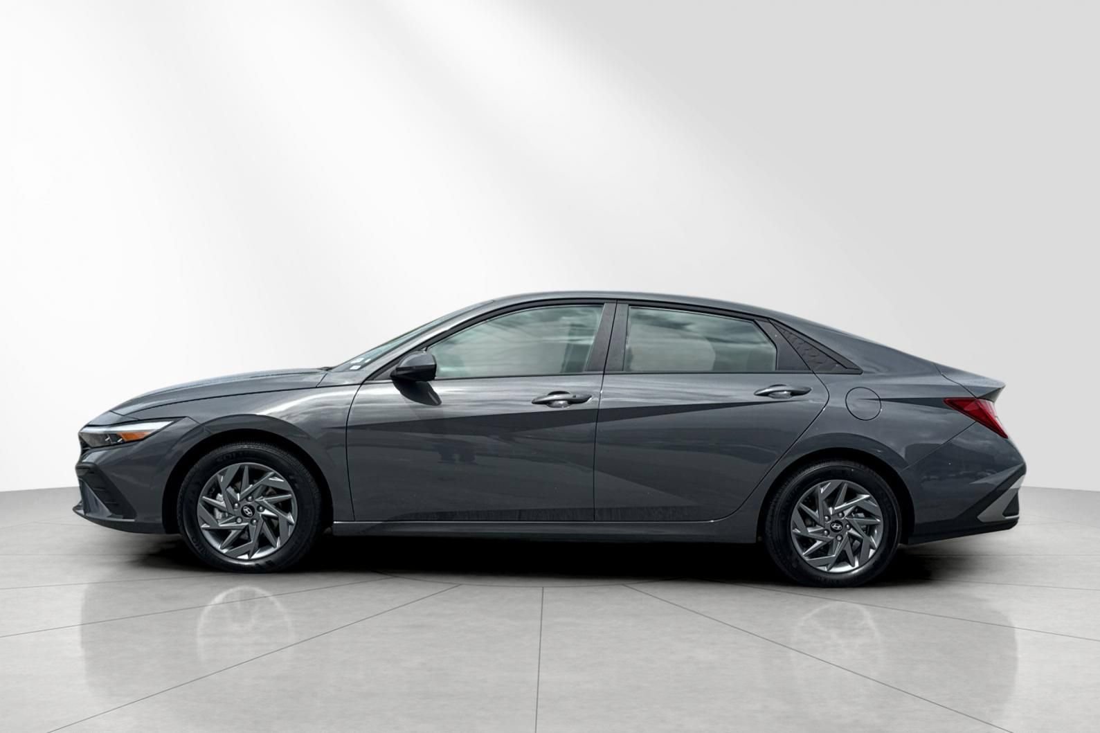 Used 2025 Hyundai Elantra Hybrid FWD image 7