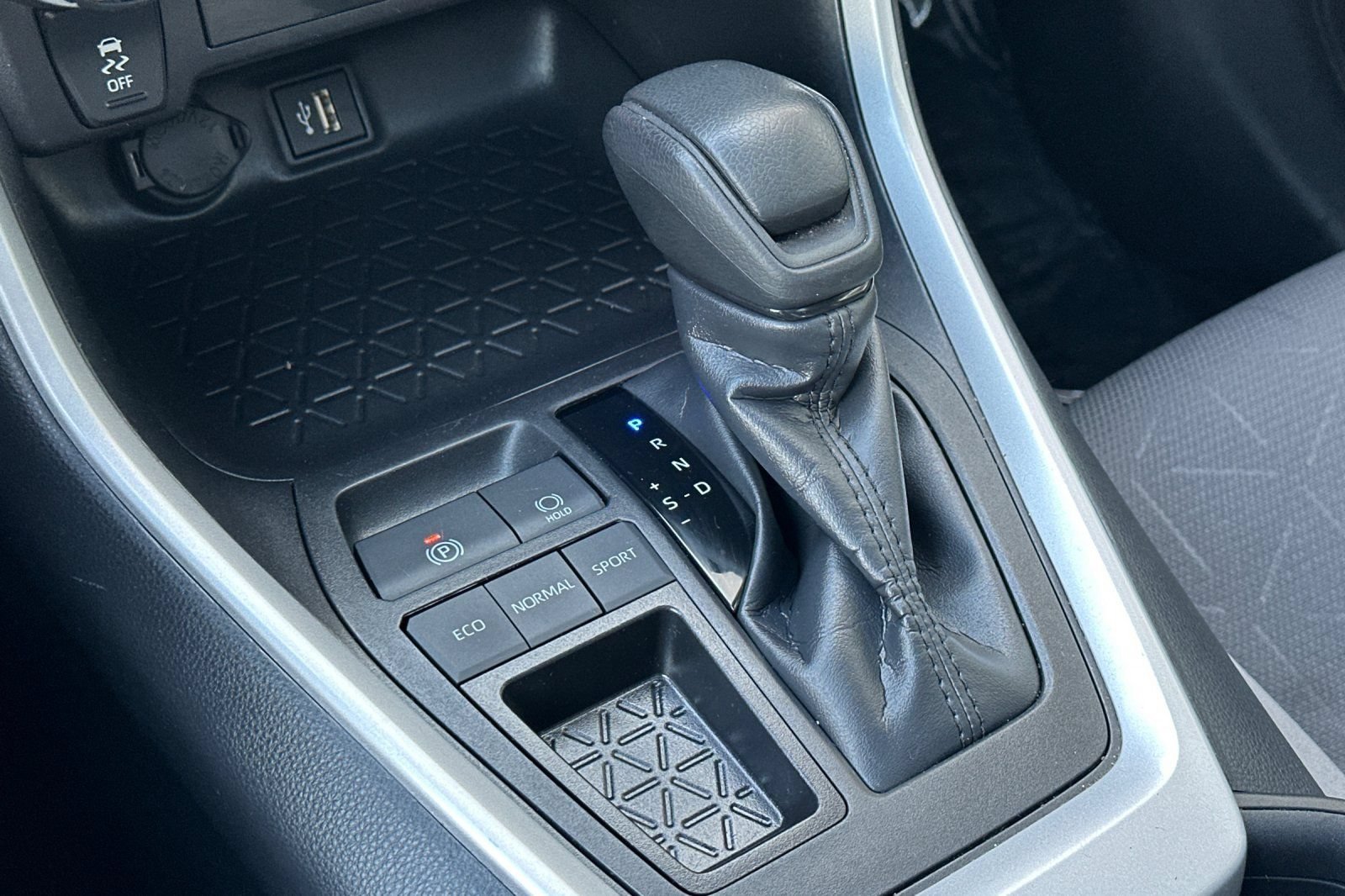 Used 2025 Toyota RAV4 XLE w/ Convenience Package FWD image 28