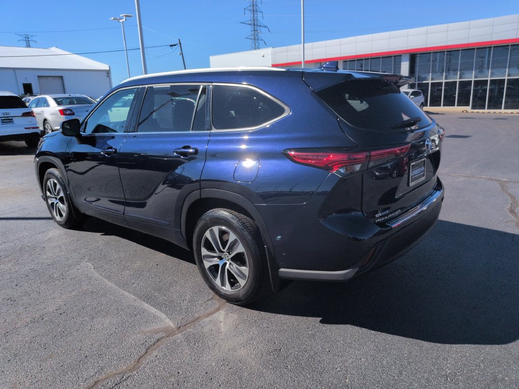 Certified 2022 Toyota Highlander XLE AWD/4WD image 3