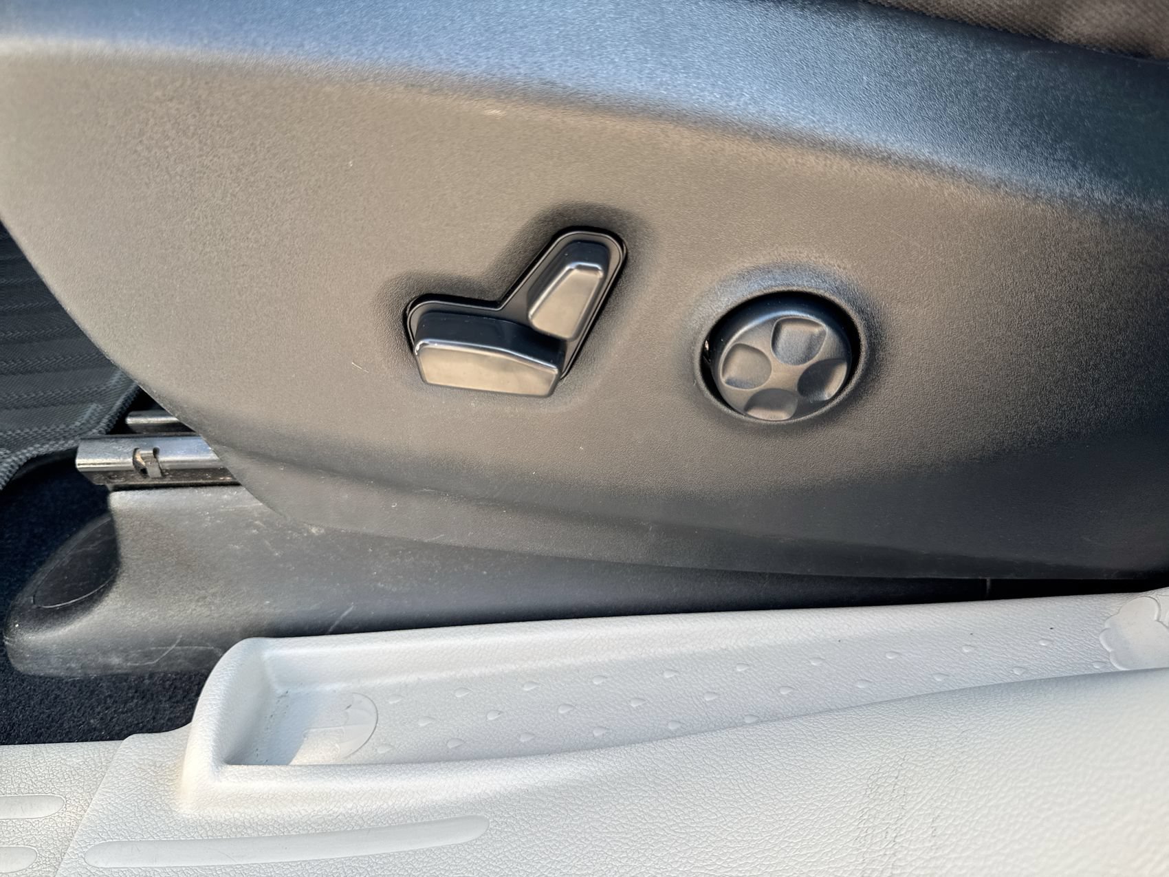 Used 2022 Chrysler Voyager LX FWD image 12