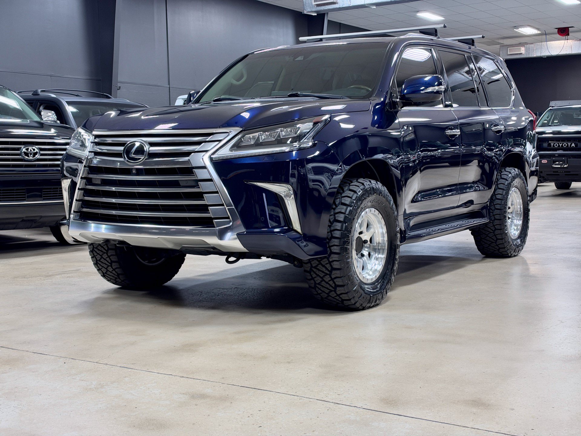 Used 2017 Lexus LX 570 4WD w/ Luxury Package image 34