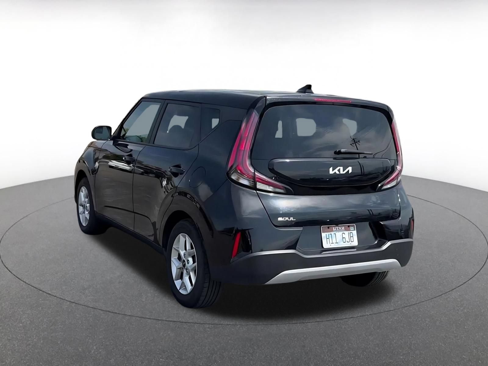 Used 2025 Kia Soul LX w/ LX Technology Package FWD image 10