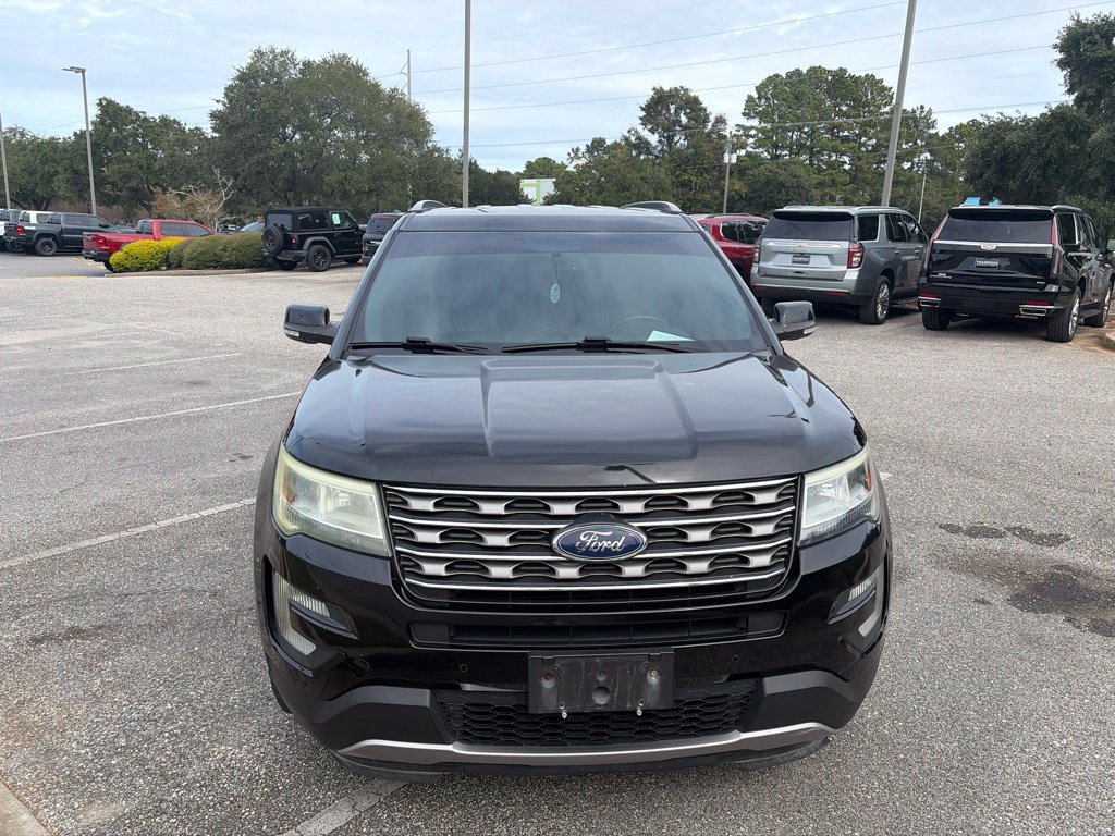 Used 2017 Ford Explorer XLT w/ Equipment Group 202A AWD/4WD image 2