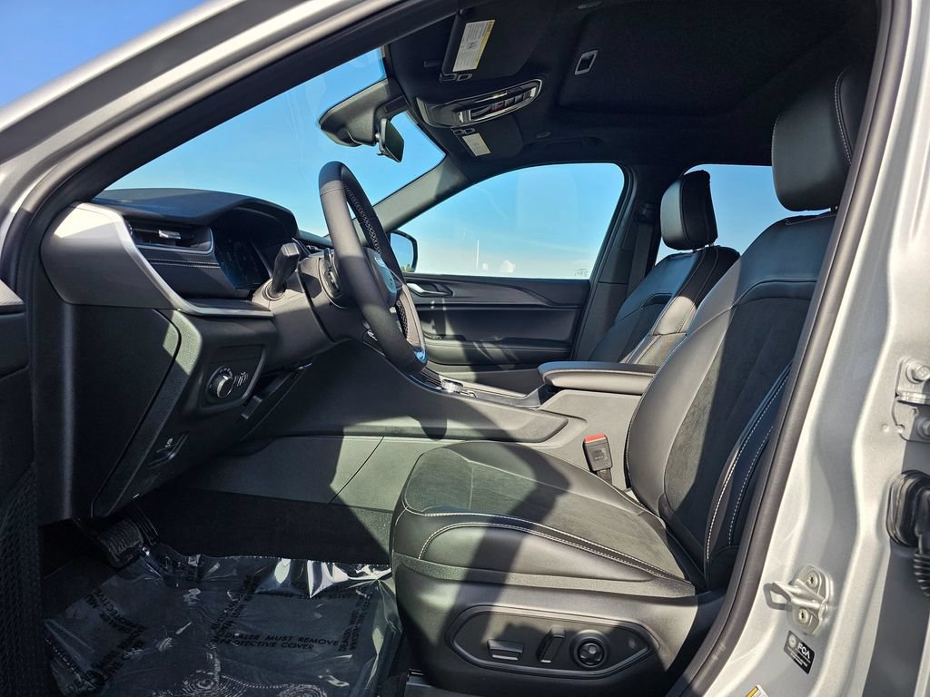 New 2025 Jeep Grand Cherokee Altitude AWD/4WD image 11