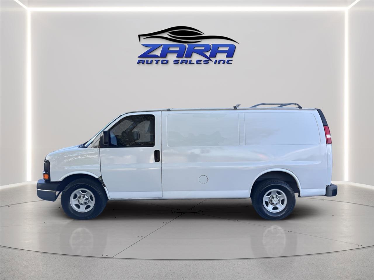 Used 2005 Chevrolet Express 1500 RWD image 2
