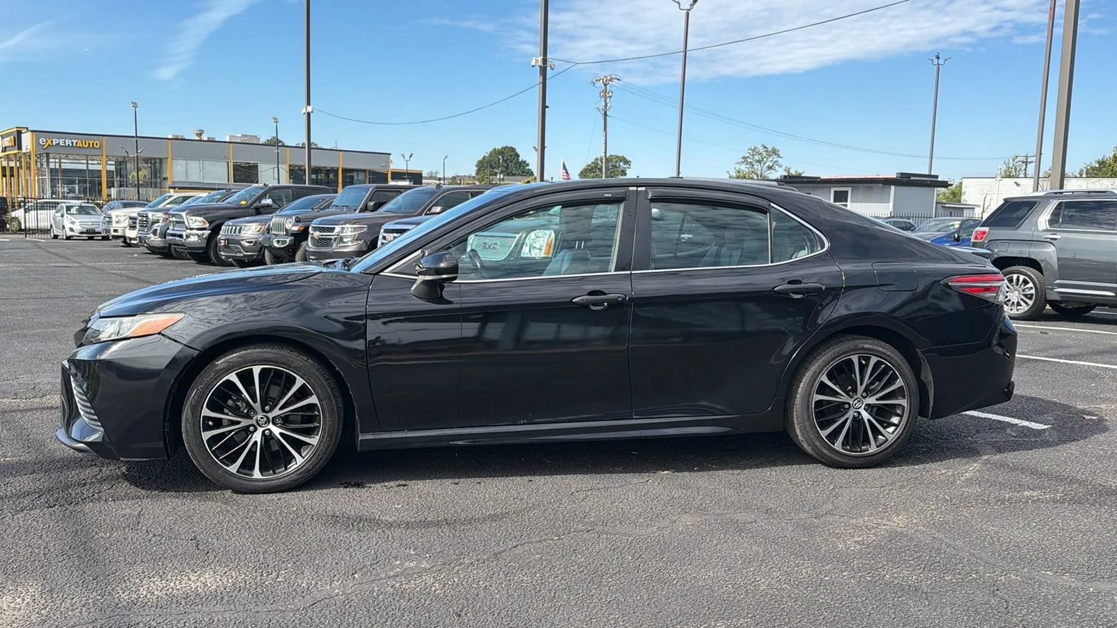 Used 2018 Toyota Camry SE FWD image 5