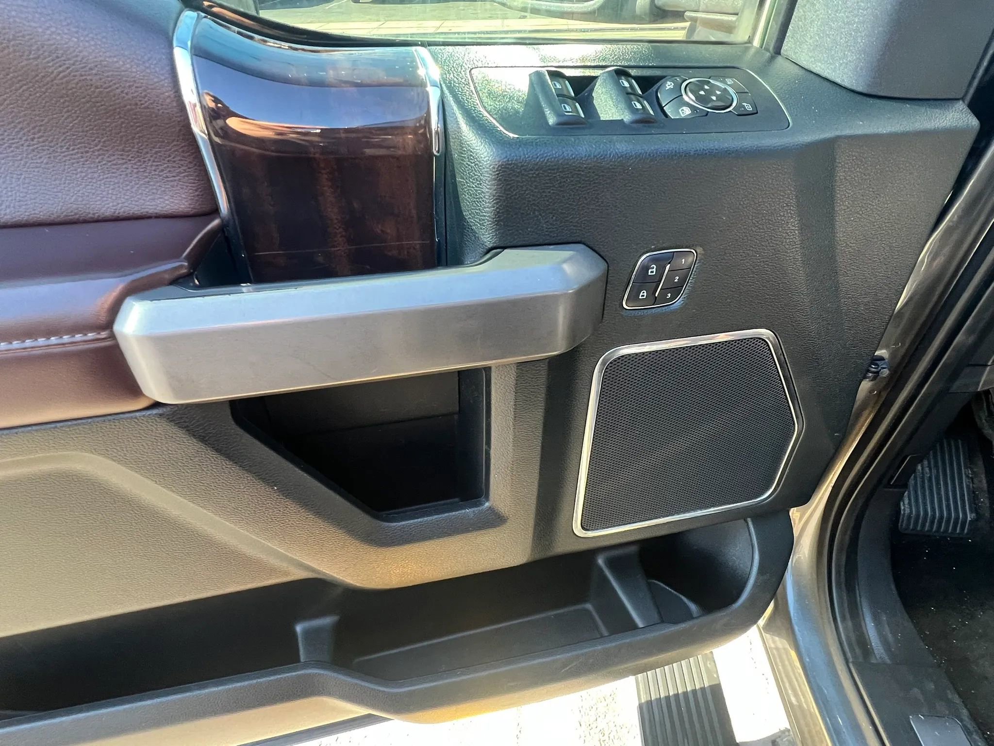 Used 2015 Ford F150 Platinum w/ Equipment Group 701A Luxury image 21