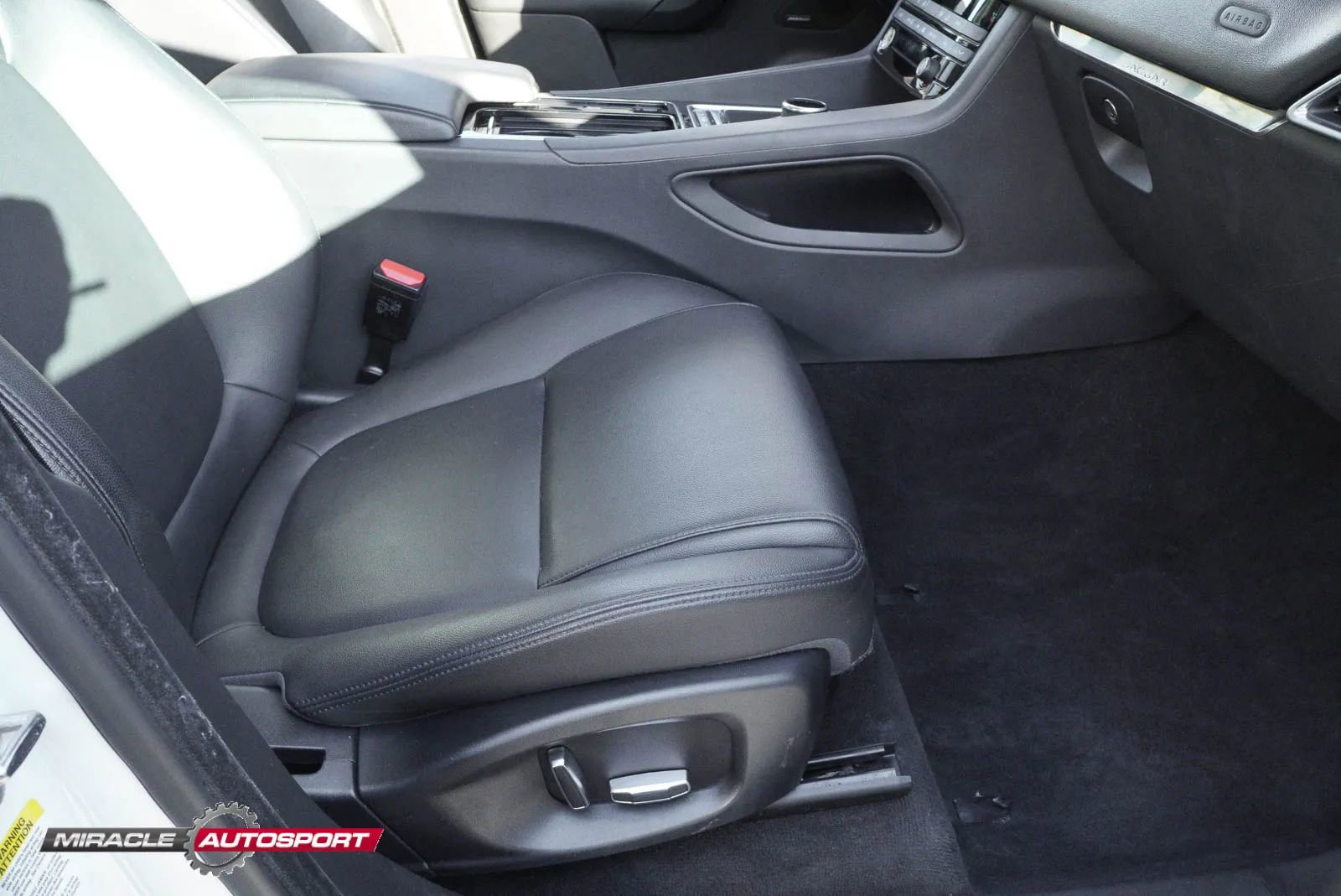 Used 2019 Jaguar F-PACE Premium image 32