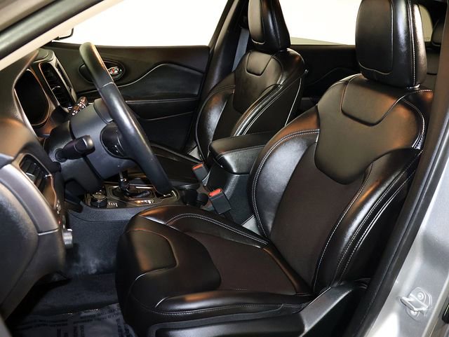 Used 2019 Jeep Cherokee Latitude Plus w/ Cold Weather Group AWD/4WD image 4