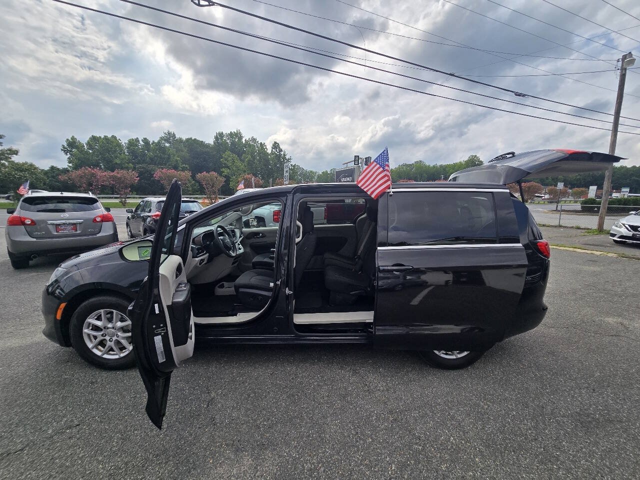 Used 2017 Chrysler Pacifica LX FWD image 24