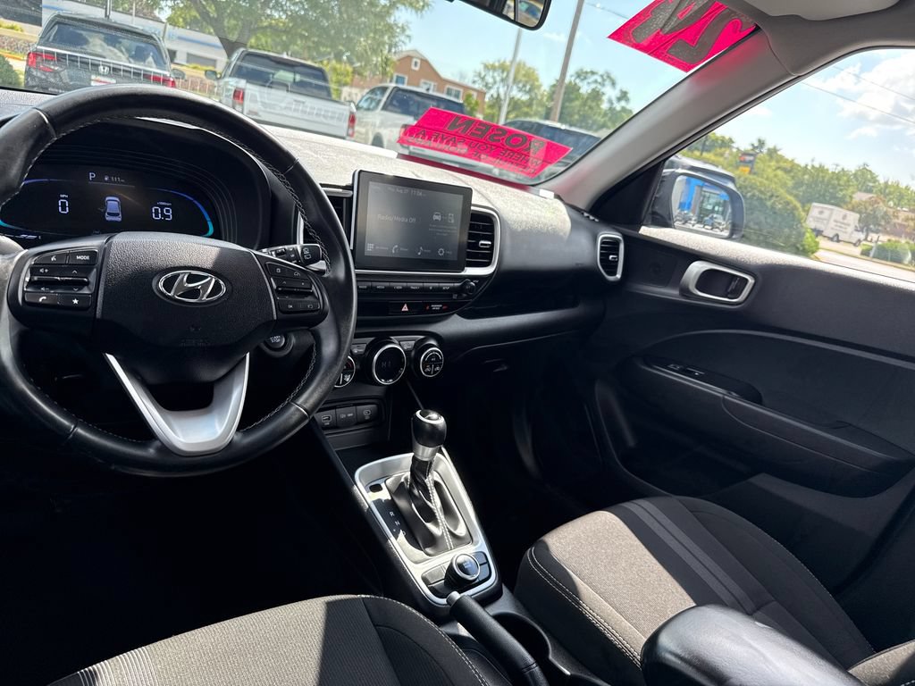Used 2024 Hyundai Venue SEL FWD image 24