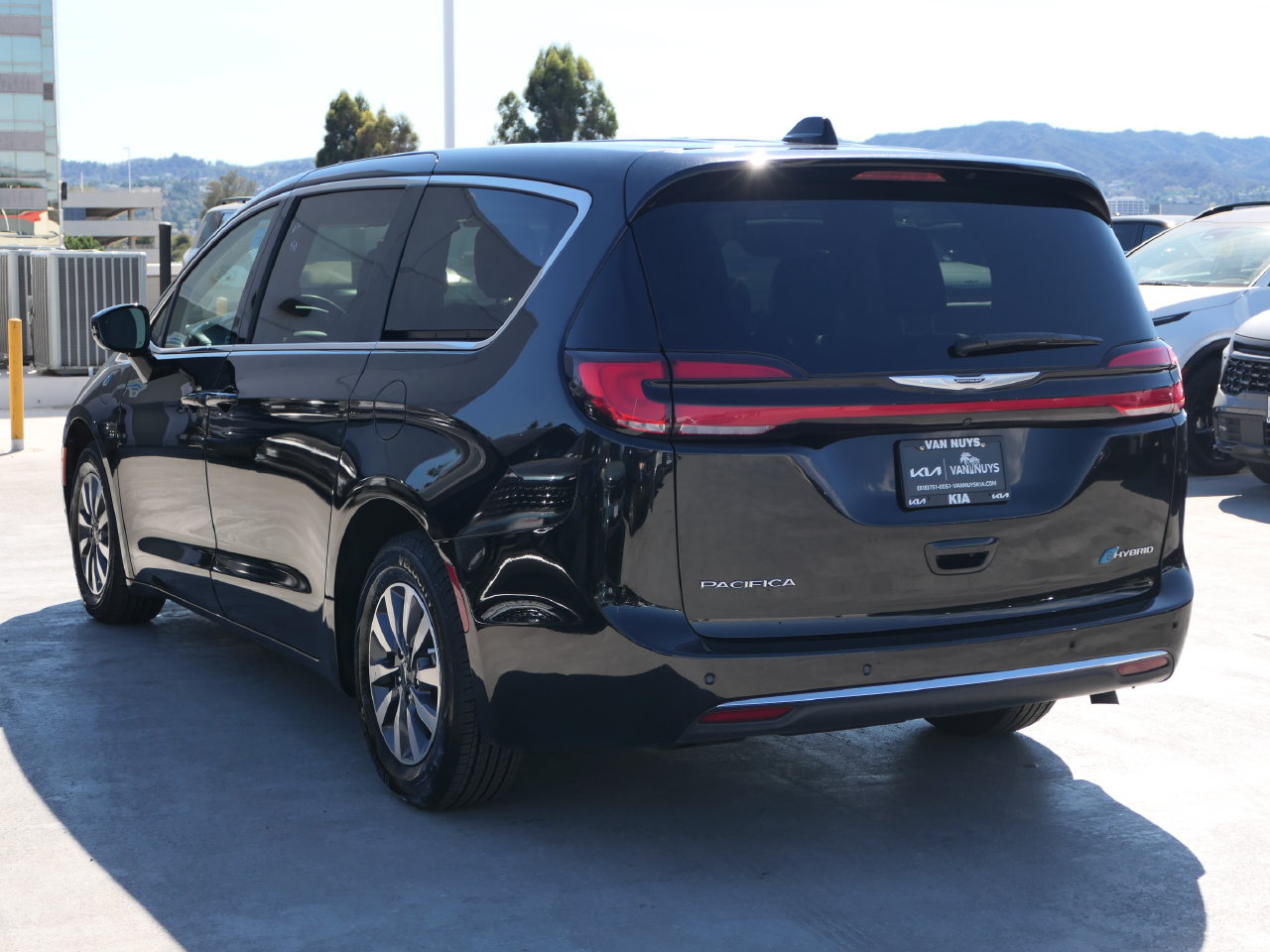 Used 2024 Chrysler Pacifica Limited FWD image 7