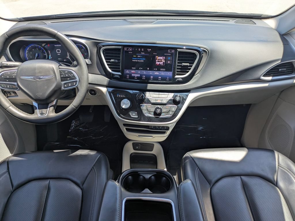 Used 2023 Chrysler Pacifica Touring-L FWD image 16