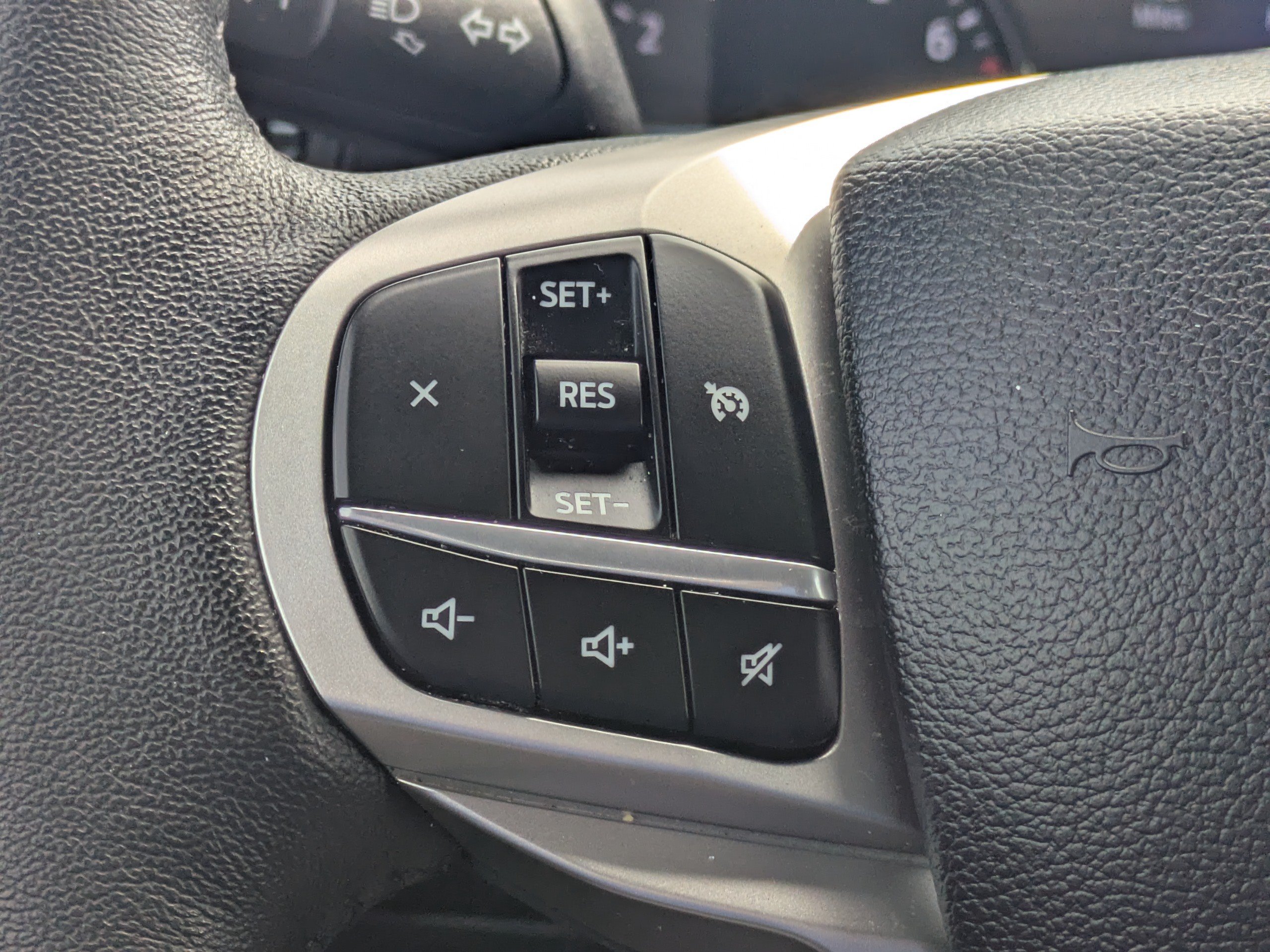 Used 2024 Ford Explorer XLT AWD/4WD image 25