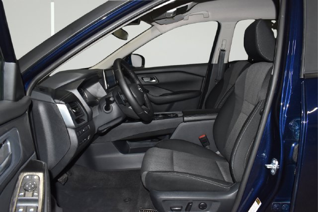 Used 2025 Nissan Rogue SV AWD/4WD image 33