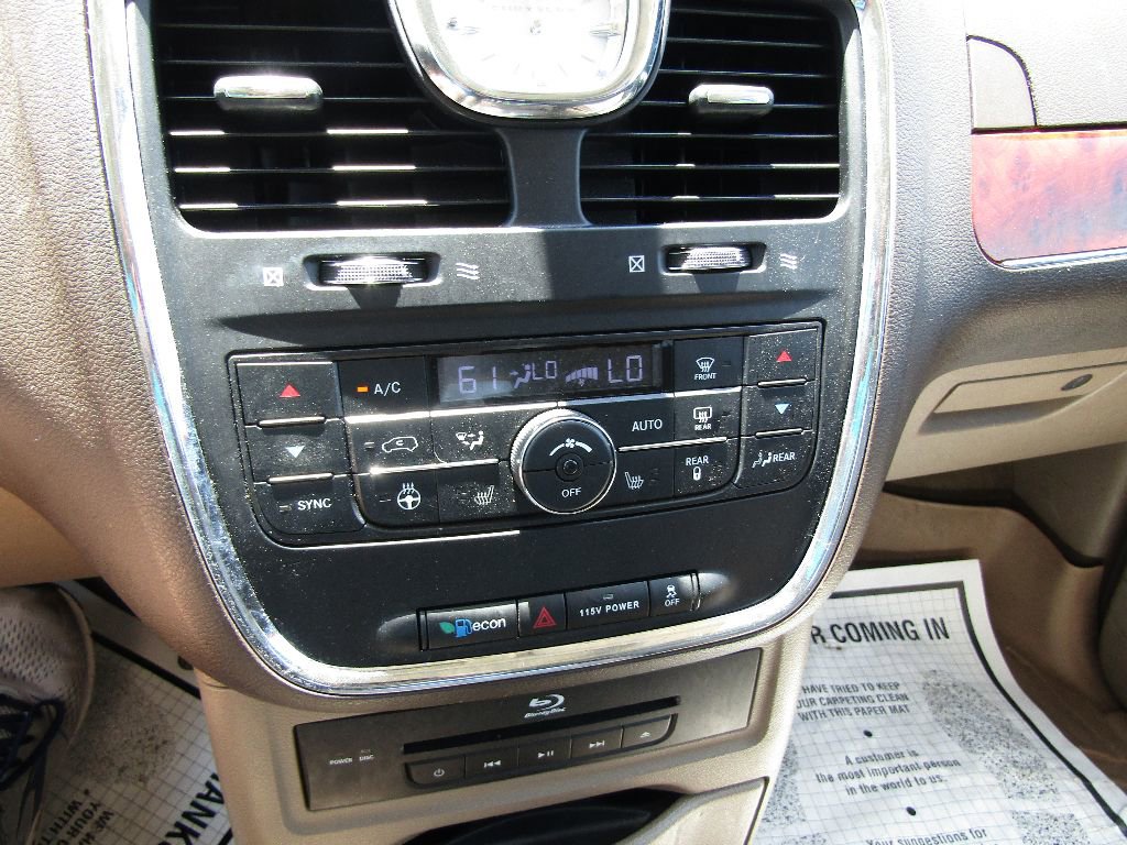 Used 2014 Chrysler Town & Country Limited w/ Luxury Group image 12