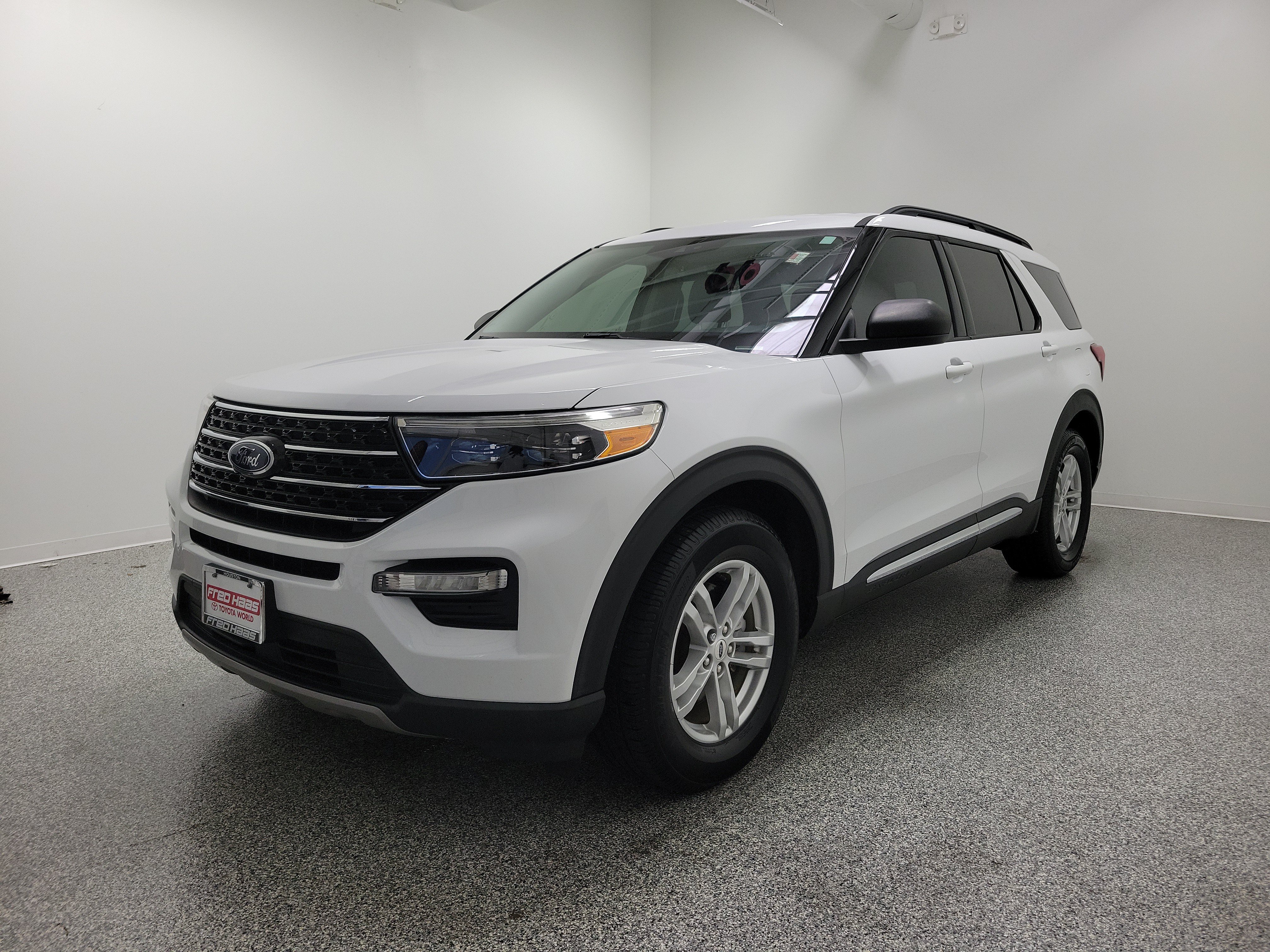 Used 2020 Ford Explorer XLT w/ Equipment Group 202A RWD image 2