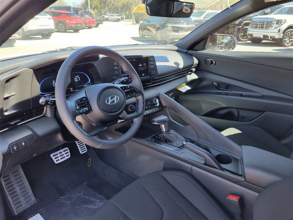 Used 2025 Hyundai Elantra Sport image 9