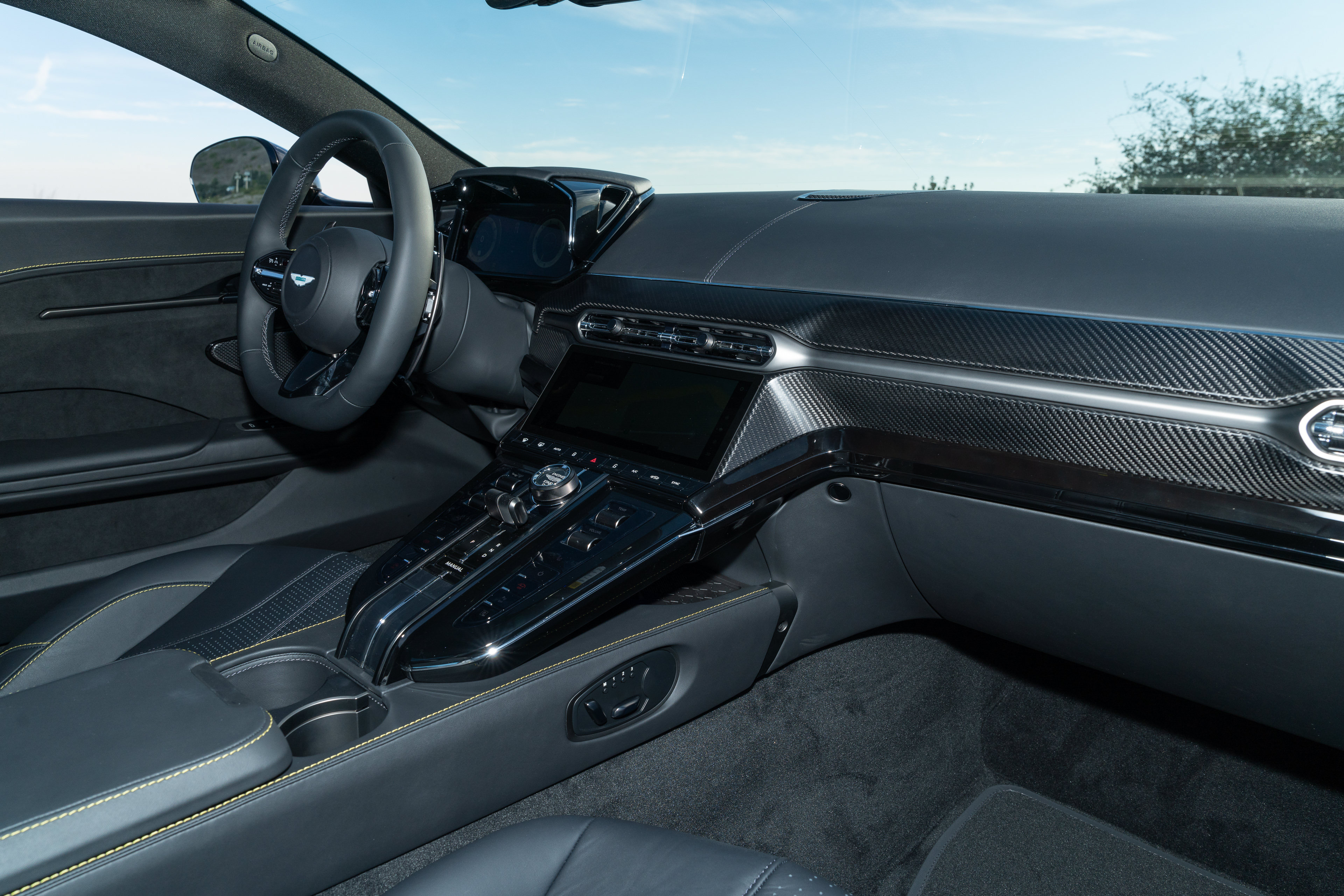 Used 2025 Aston Martin V8 Vantage Coupe RWD image 15