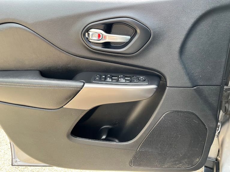 Used 2019 Jeep Cherokee Latitude Plus w/ Cold Weather Group image 6