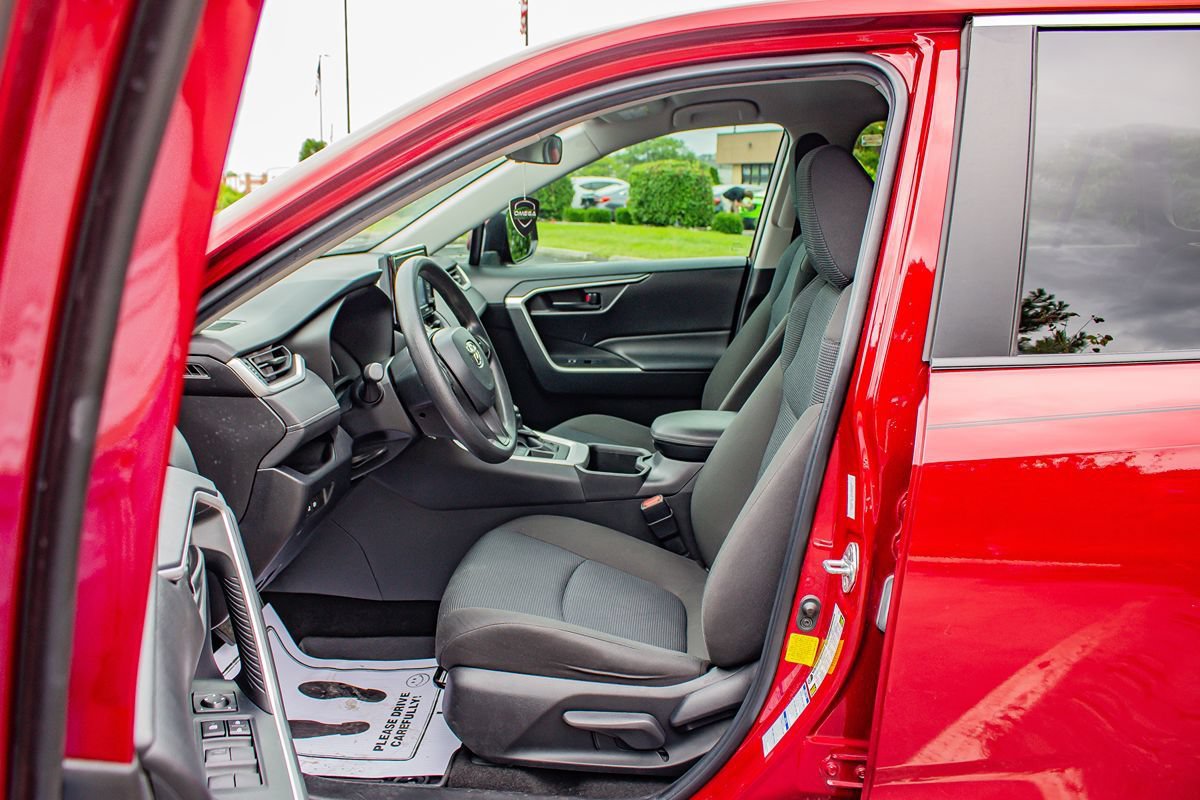 Used 2022 Toyota RAV4 LE AWD/4WD image 11