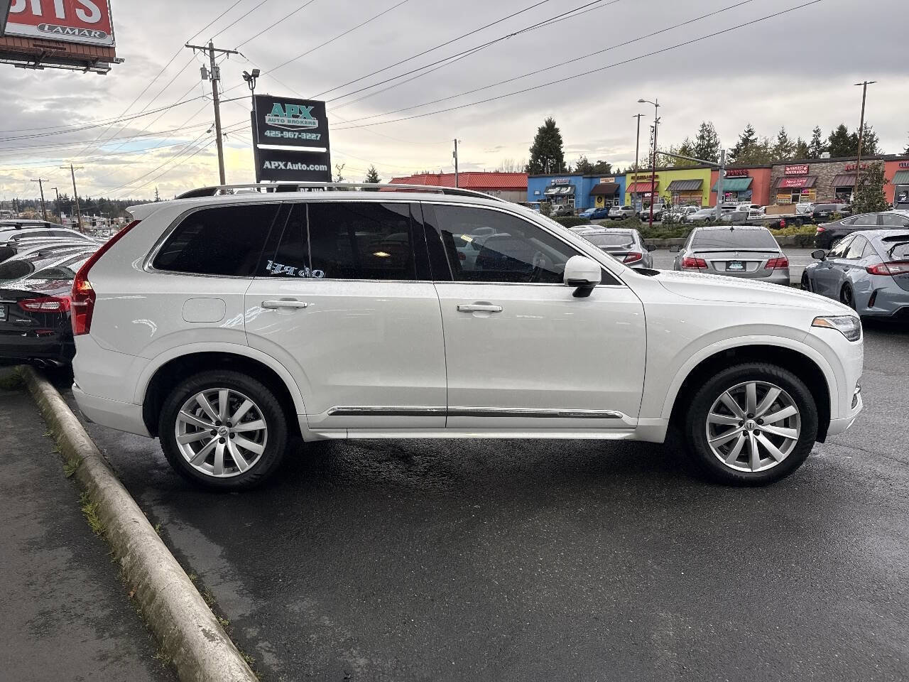 Used 2016 Volvo XC90 T6 Momentum w/ Momentum Plus Package AWD/4WD image 9