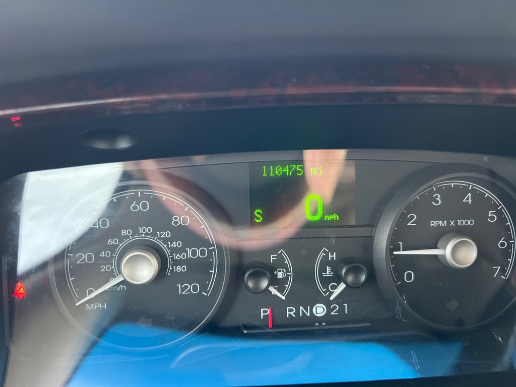 Used 2009 Lincoln Town Car Signature Limited image 24