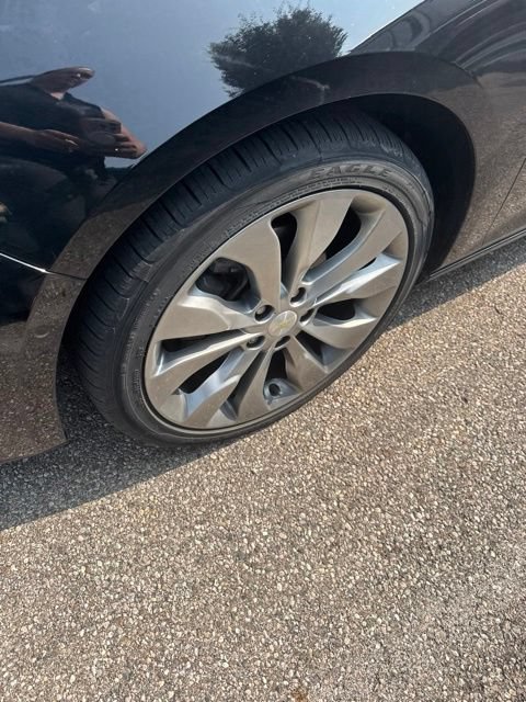 Used 2017 Chevrolet Malibu Premier w/ Premier Sun and Wheel Package FWD image 2