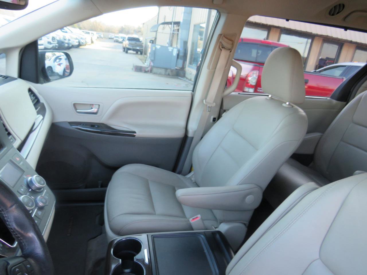 Used 2015 Toyota Sienna XLE w/ XLE Navigation Package FWD image 18