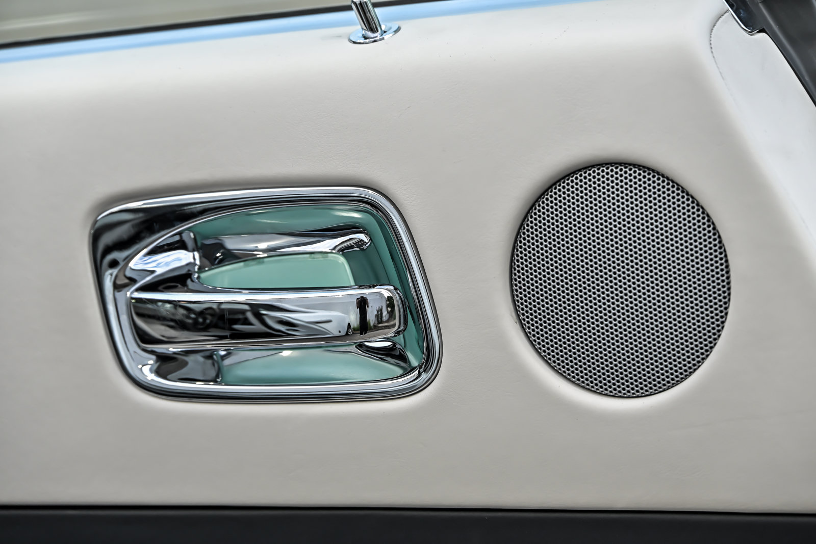 Used 2020 Rolls-Royce Dawn RWD image 22