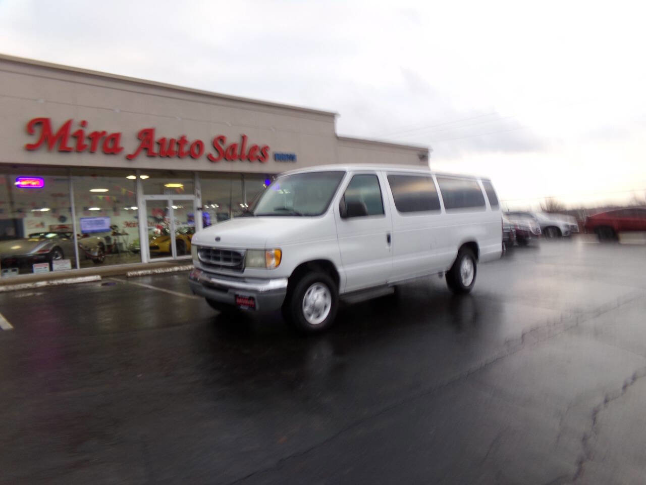 Used 2001 Ford E-350 and Econoline 350 XL image 2