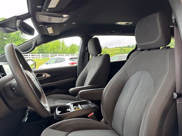 Used 2023 Chrysler Pacifica Touring FWD image 4