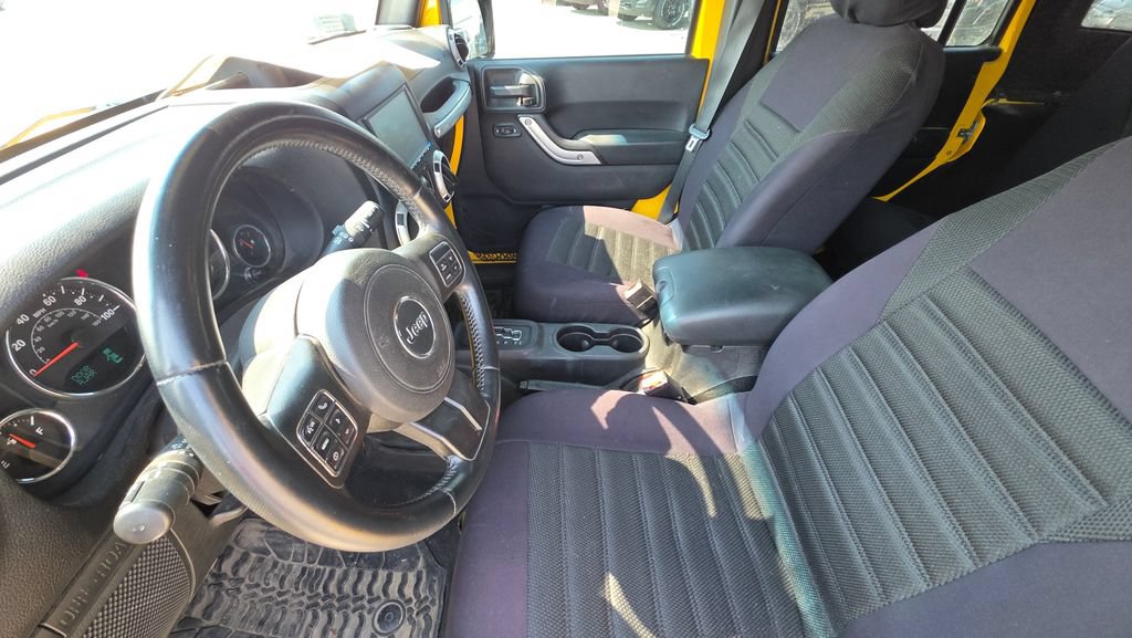 Used 2015 Jeep Wrangler Unlimited Rubicon w/ Connectivity Group AWD/4WD image 12