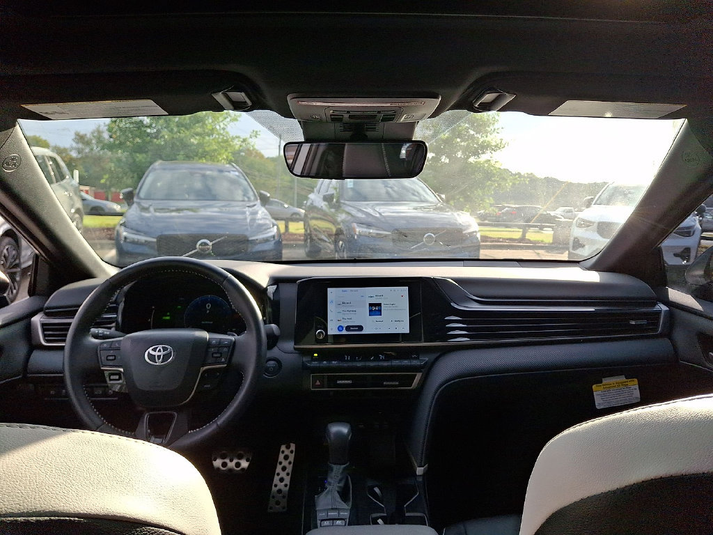 Used 2025 Toyota Camry SE w/ Convenience Package FWD image 10