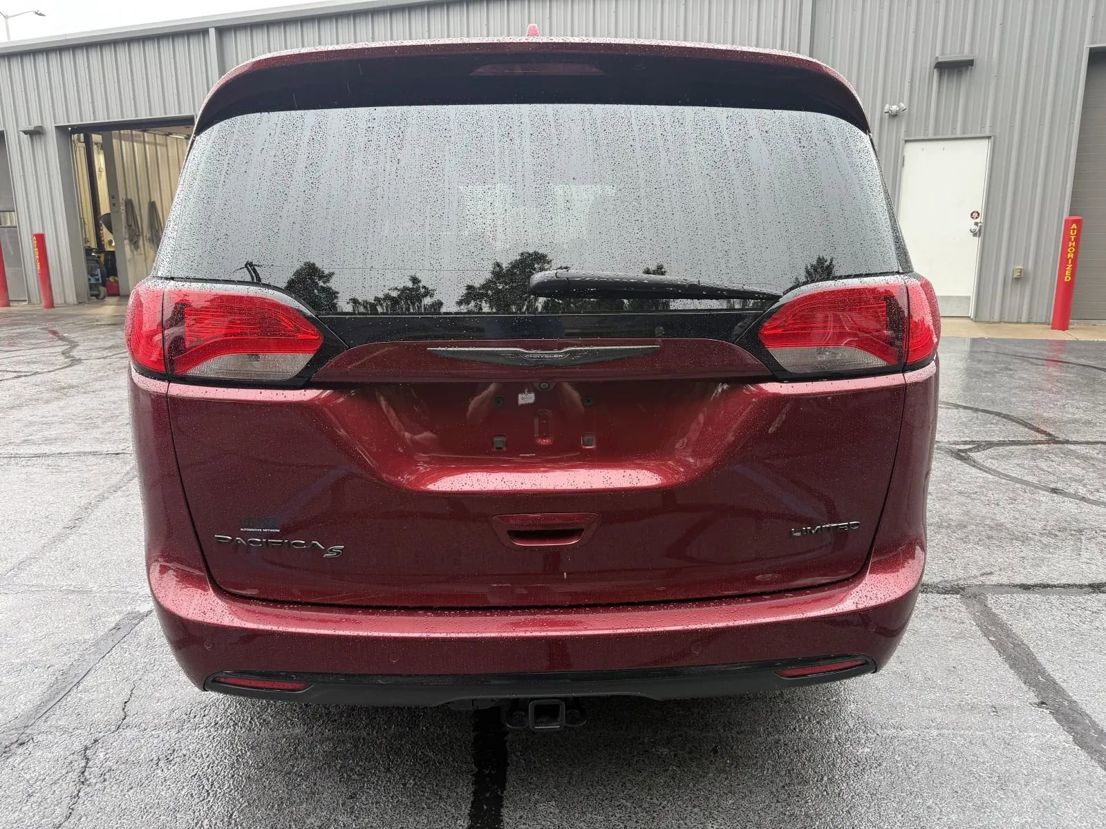 Used 2020 Chrysler Pacifica Limited FWD image 3