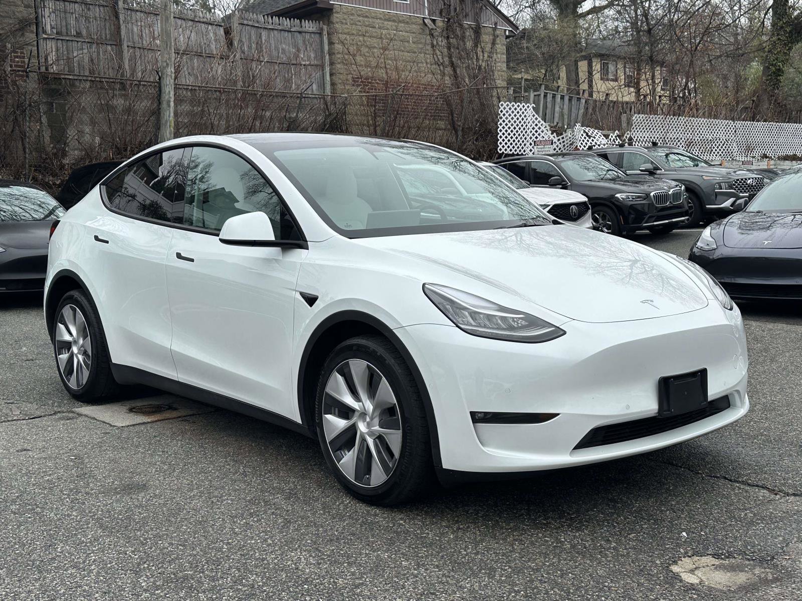 Used 2022 Tesla Model Y Long Range AWD/4WD image 1