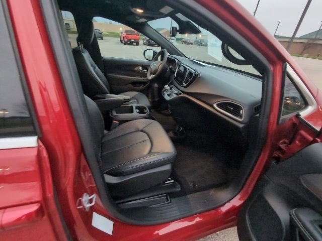 Used 2025 Chrysler Pacifica Select image 3