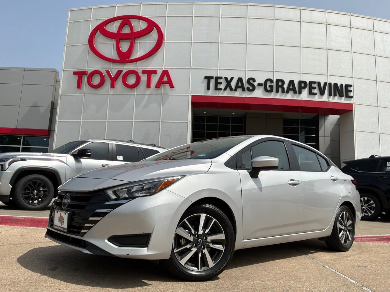 Used 2025 Nissan Versa SV FWD image 2