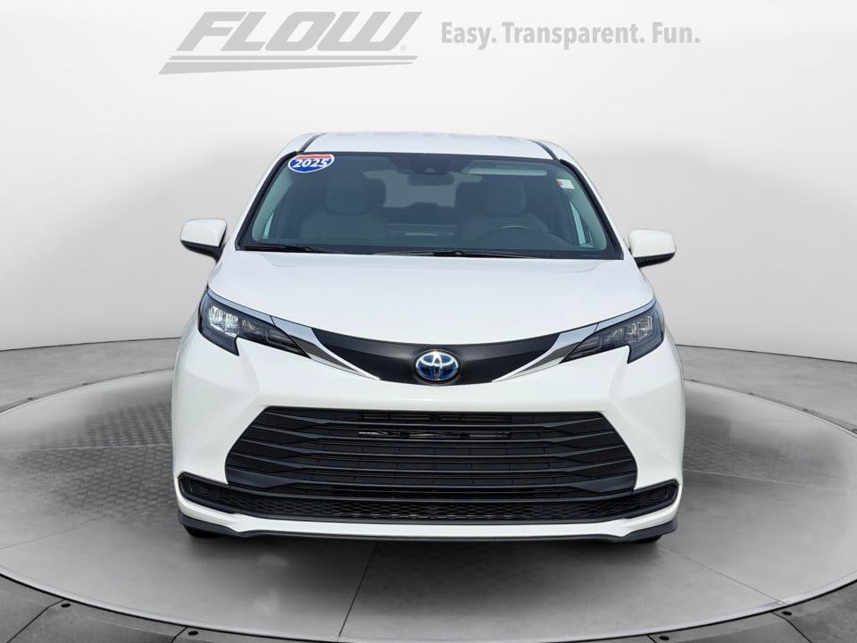 Used 2025 Toyota Sienna LE AWD/4WD image 3
