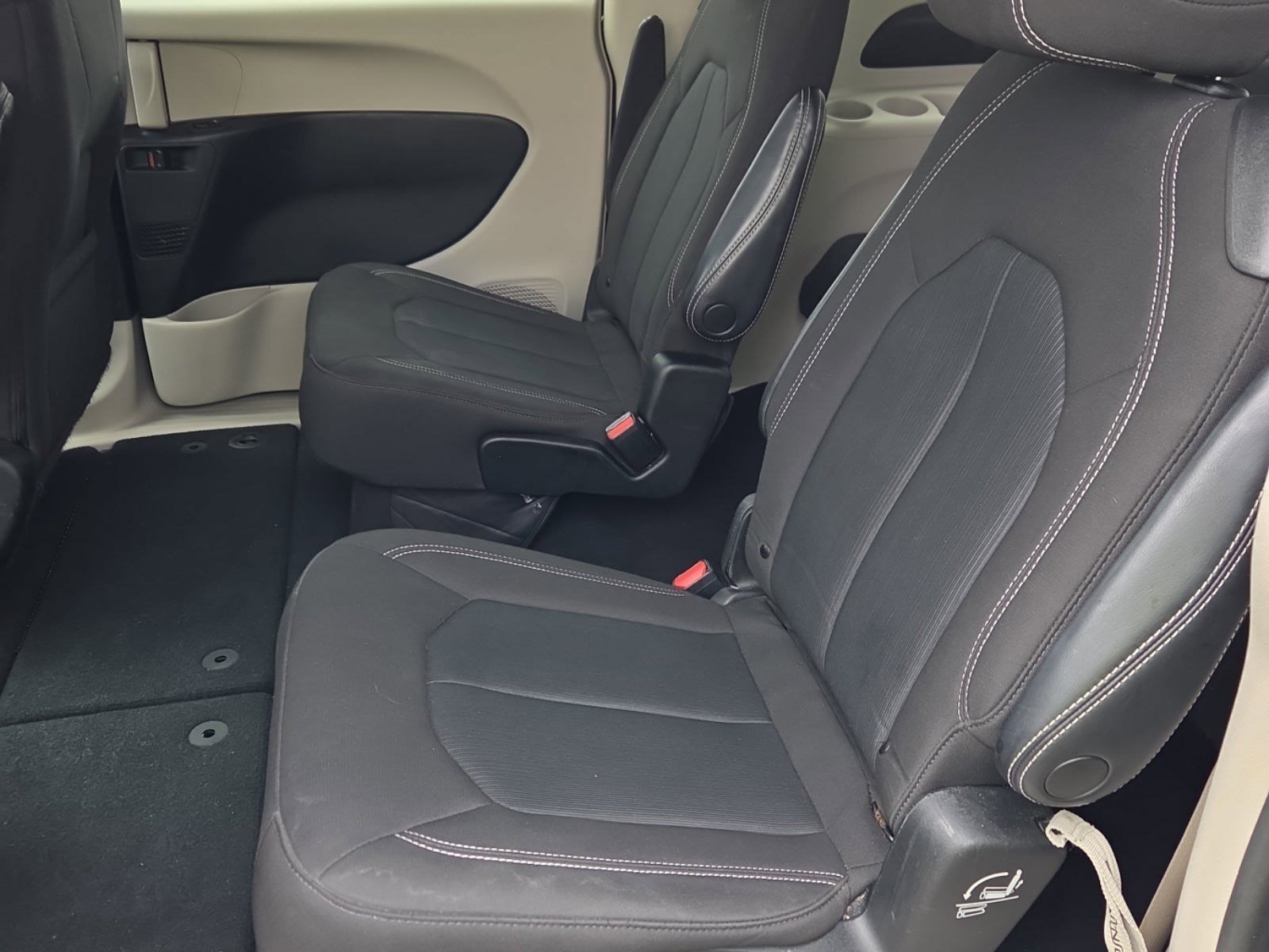 Used 2023 Chrysler Voyager LX image 15