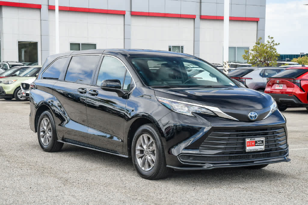 Used 2025 Toyota Sienna LE FWD image 3