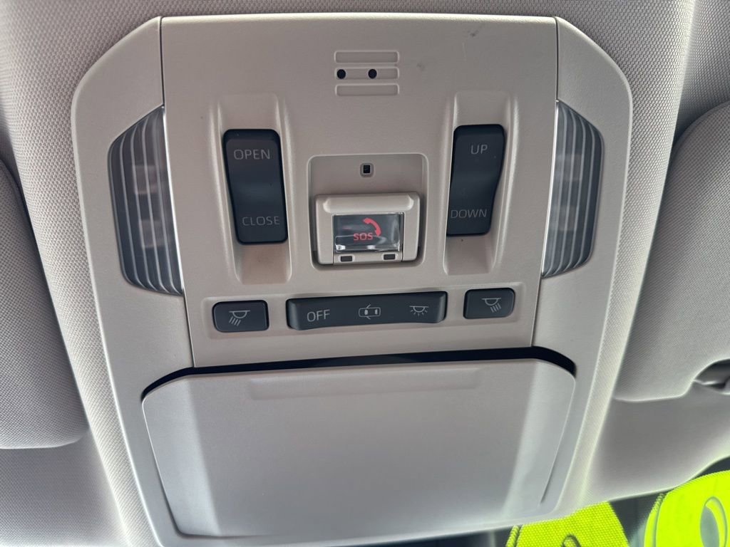 Used 2020 Toyota Highlander XLE image 26