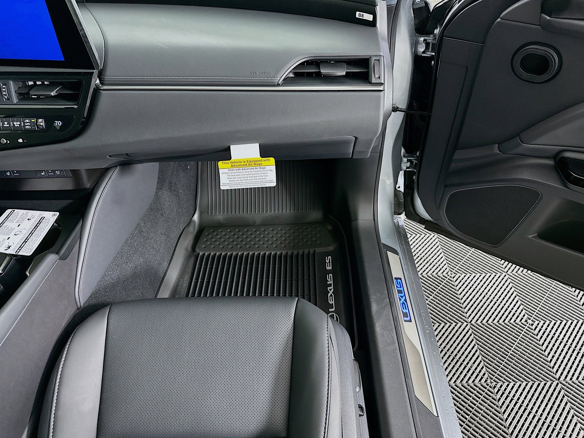 New 2025 Lexus ES 300h w/ Premium Package image 33