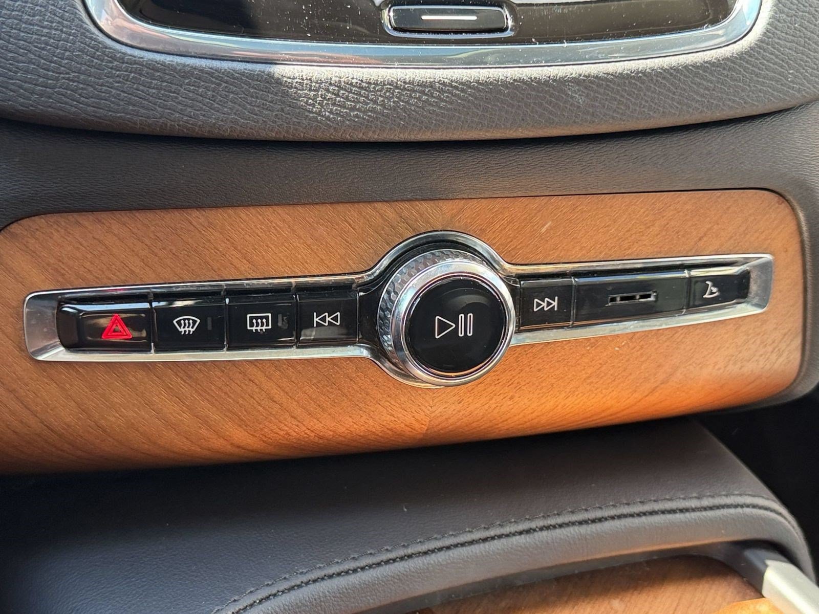 Certified 2023 Volvo XC90 B5 Plus w/ Protection Package Premier AWD/4WD image 17