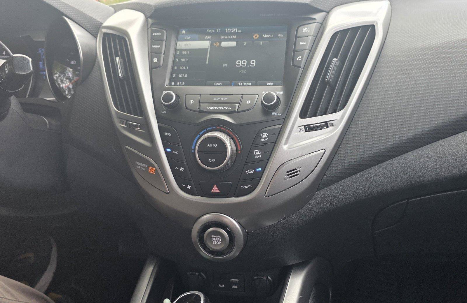 Used 2017 Hyundai Veloster Value Edition FWD image 19