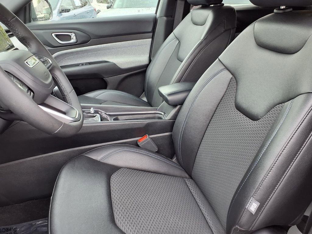 Used 2025 Jeep Compass Latitude AWD/4WD image 3