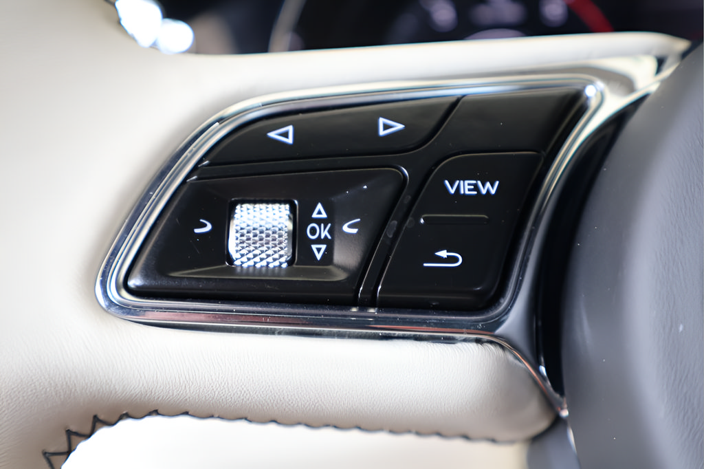 Used 2024 Bentley Bentayga AWD/4WD image 25