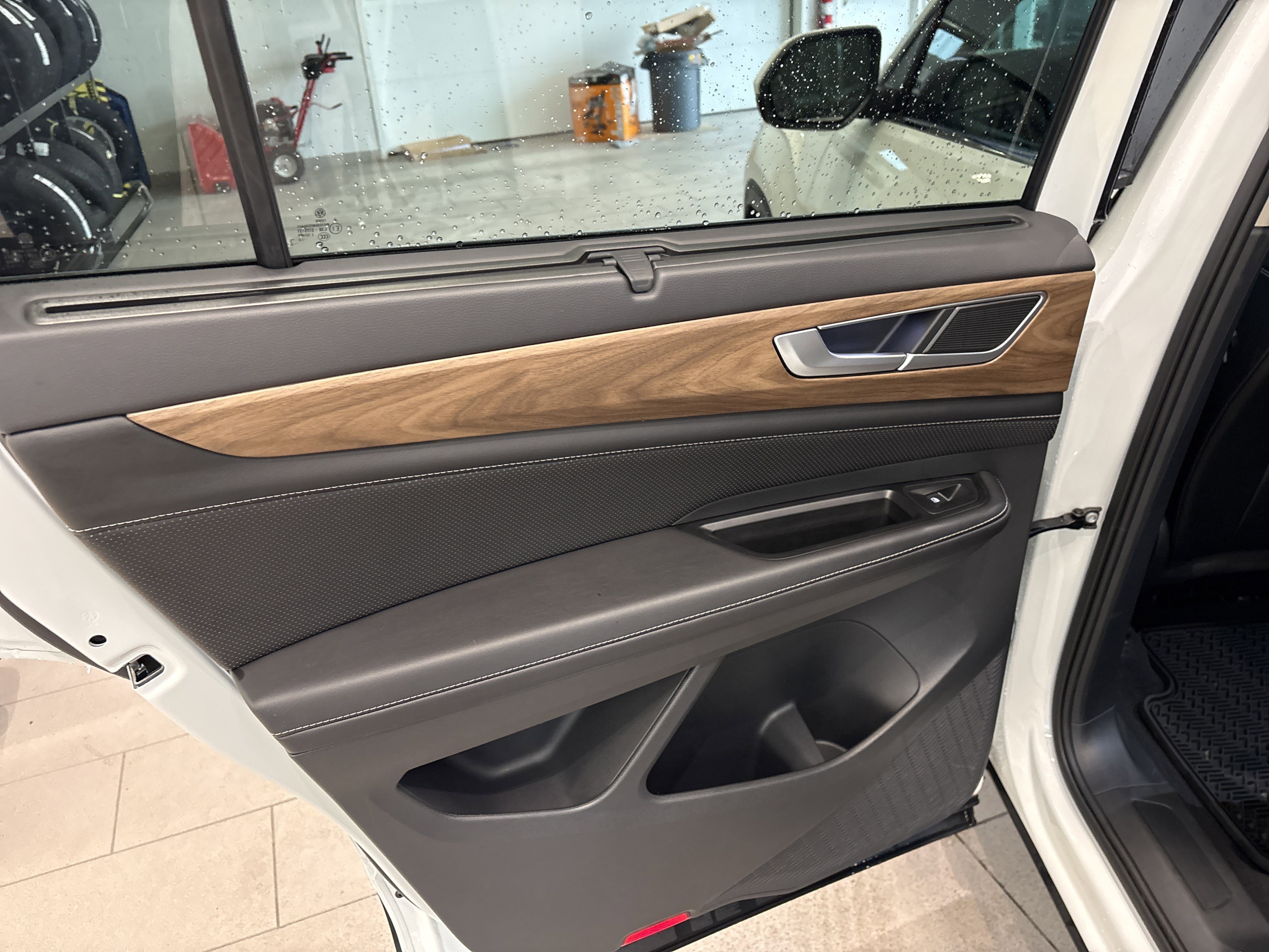 Certified 2024 Volkswagen Atlas SE image 15