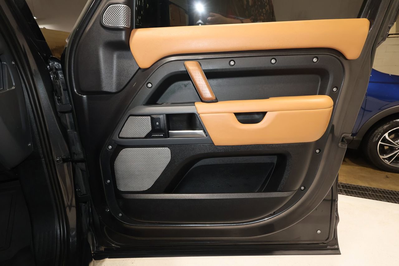 Used 2023 Land Rover Defender 130 X image 19